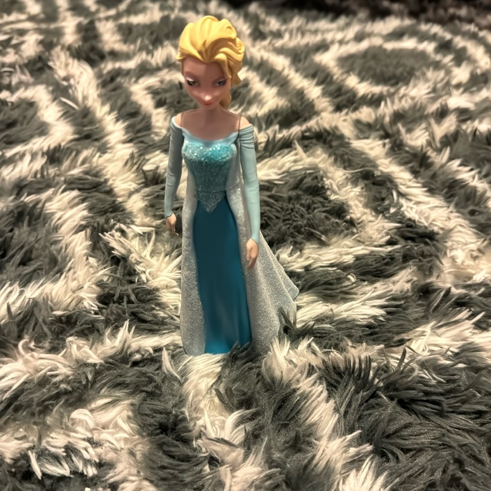 Disney Elsa Plastic Figure